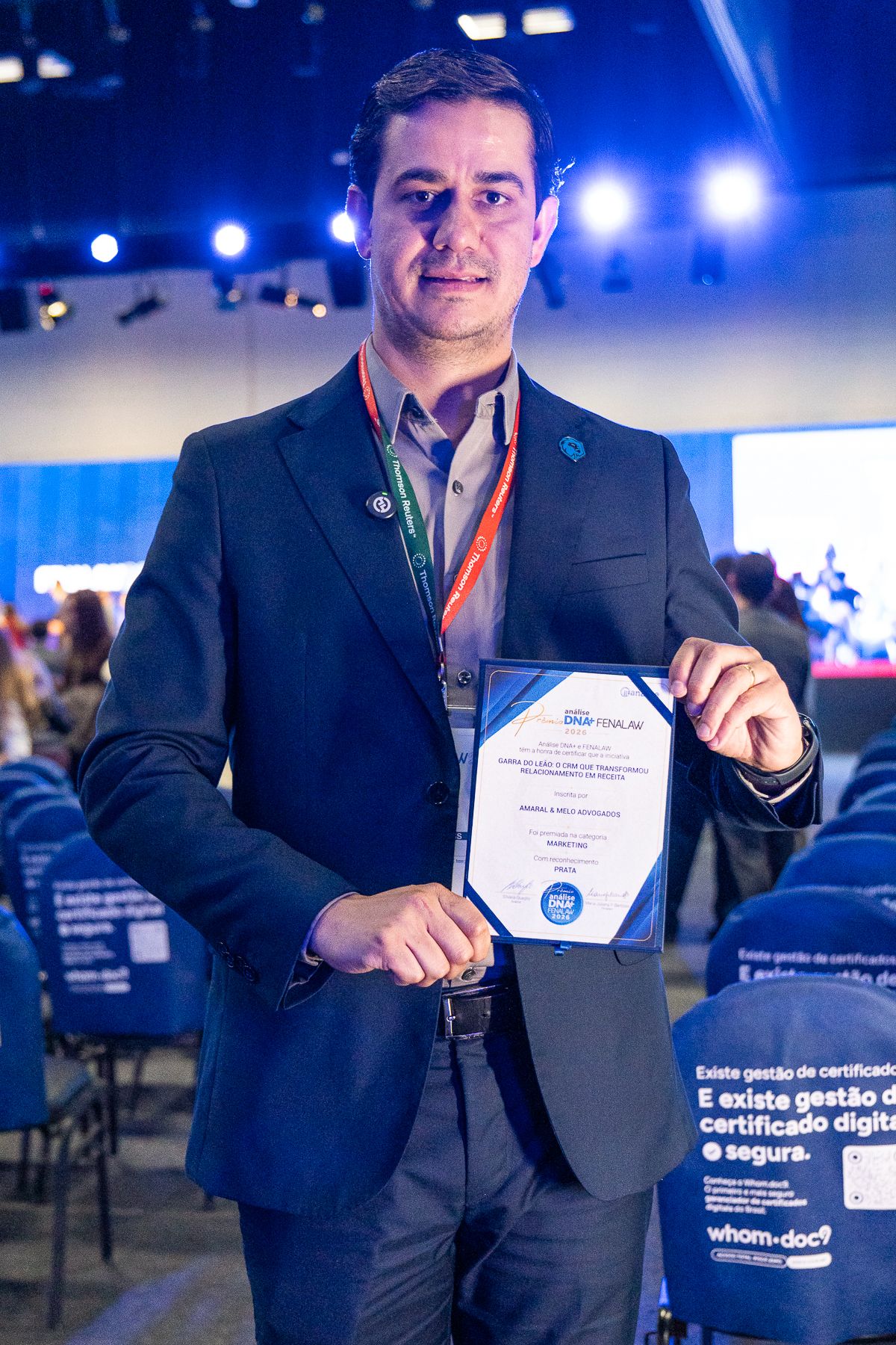 Ricardo Assis, gestor do Amaral e Melo Advogados, com o certificado do prêmio na Fenalaw 2026